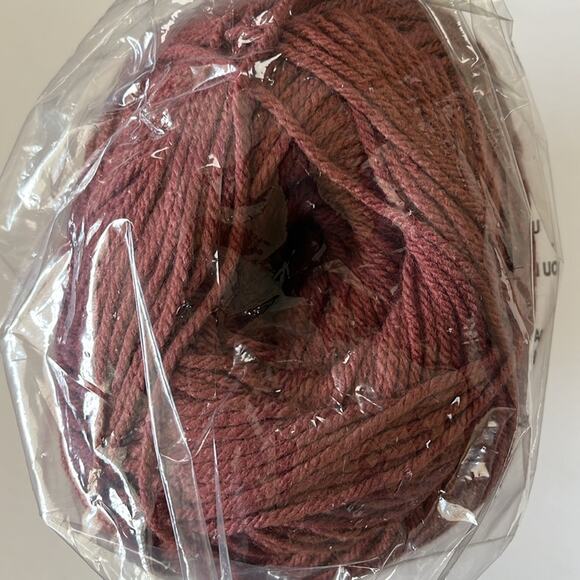 Jumbo Skein Worsted Yarn Acrylic 1 Pound Dark Mauve 4 Ply - Picture 4 of 5